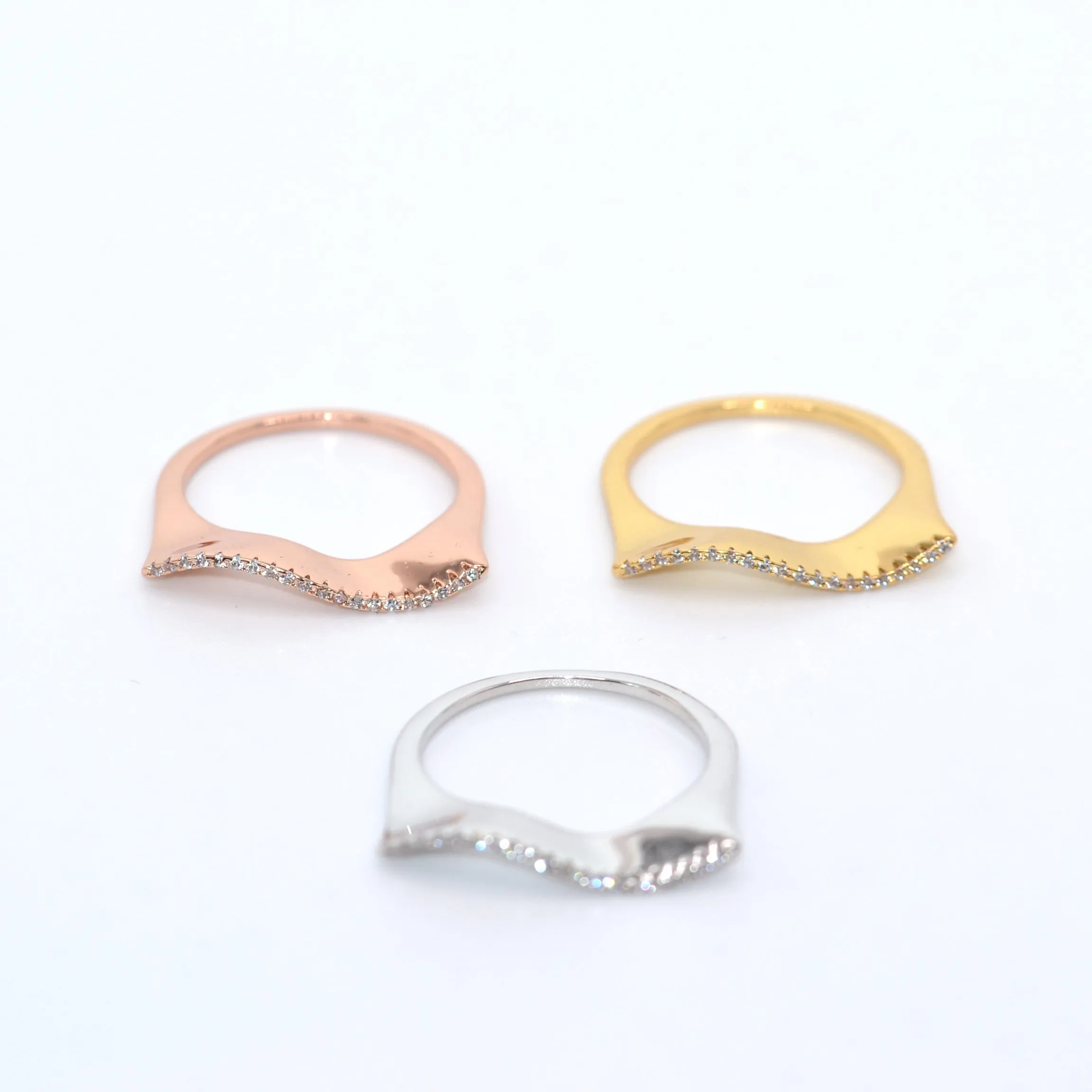 Chic Waves Ring